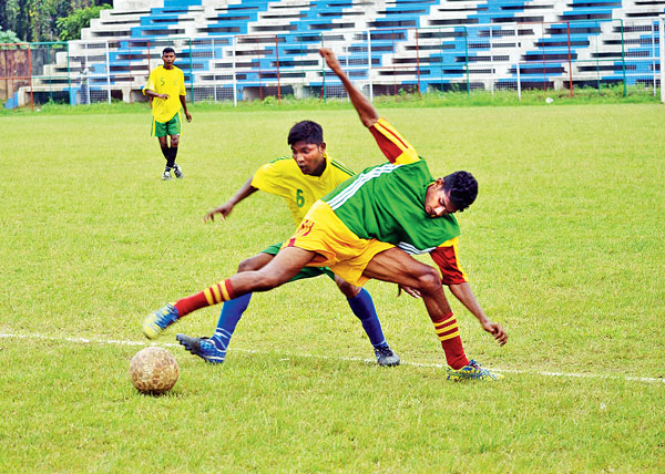 অরবিন্দ স্টেডিয়ামে মহকুমা লিগের খেলা। শুক্রবার। —নিজস্ব চিত্র।