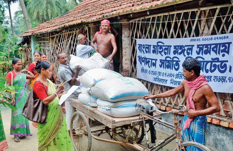 চাষিদের থেকে ধান কিনে লক্ষ্মীলাভ