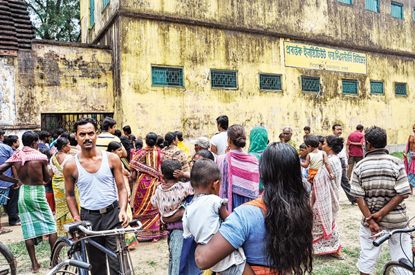 হোমের সামনে বিক্ষোভ বাসিন্দাদের। শুক্রবার তাপস ঘোষের তোলা ছবি।