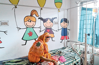 হাসপাতালের দেওয়াল ভরল কার্টুন ছবিতে