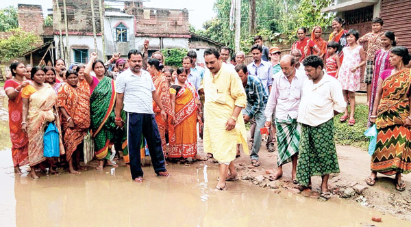 people forced chanchal mla to walk in dirty damaged road to make him understand the sufferings
