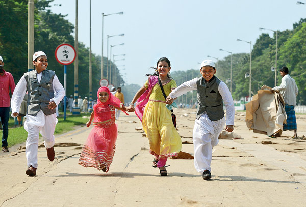 দেখলে ভয় লাগে বুঝি? রেড রোড, কলকাতা, ২০১৪। ছবি: সুদীপ্ত বন্দ্যোপাধ্যায়।