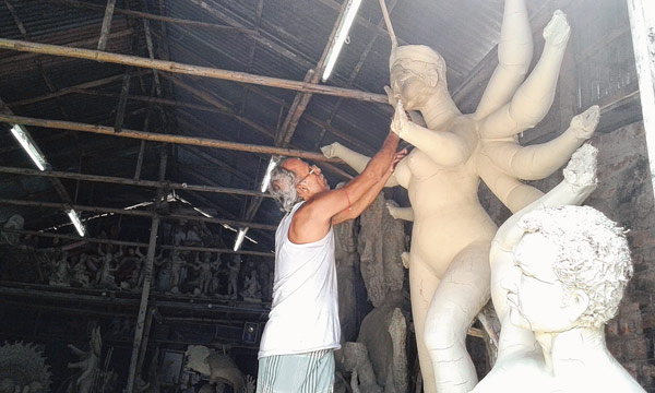 দাম নেই, বন্ধের মুখে প্রতিমা নির্মাণ