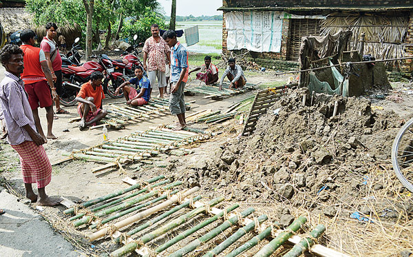 বাবার জন্য হন্যে হয়ে মাটির খোঁজ ছেলের
