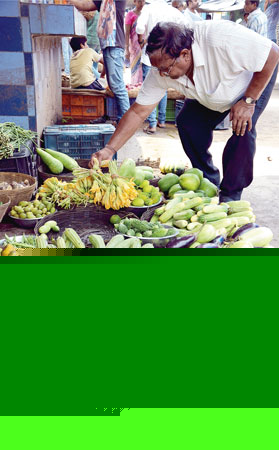 জোগান নেই, সব্জির দাম শুনে ক্রেতার চোখ কপালে