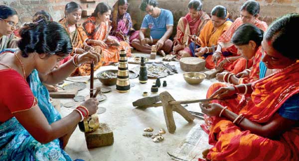 ভোলানাথ কর্মকারের নেতৃত্বে কাজ শিখছেন স্বনির্ভর দলের মহিলারা। —নিজস্ব চিত্র