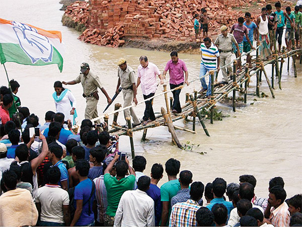 জলমগ্ন এলাকা ঘুরে দেখলেন অধীর চৌধুরী। ছবি:কৌশিক সাহা।