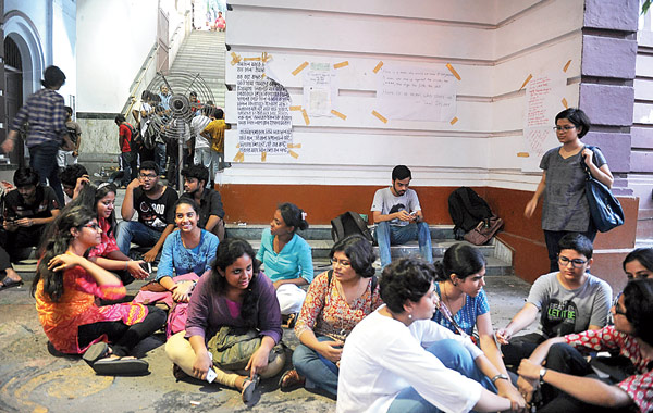 বড় স্বপ্ন আর ছোট রাজনীতি