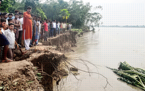 নদীর গ্রাসে ঠাঁই হারিয়ে বিপন্ন গ্রাম