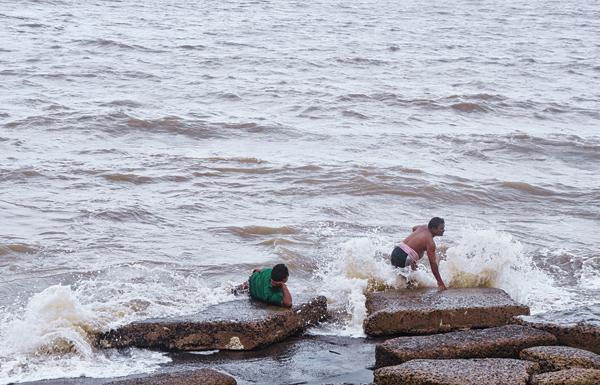 নুলিয়া নেই, অবাধে ঝুঁকির সমুদ্রস্নান
