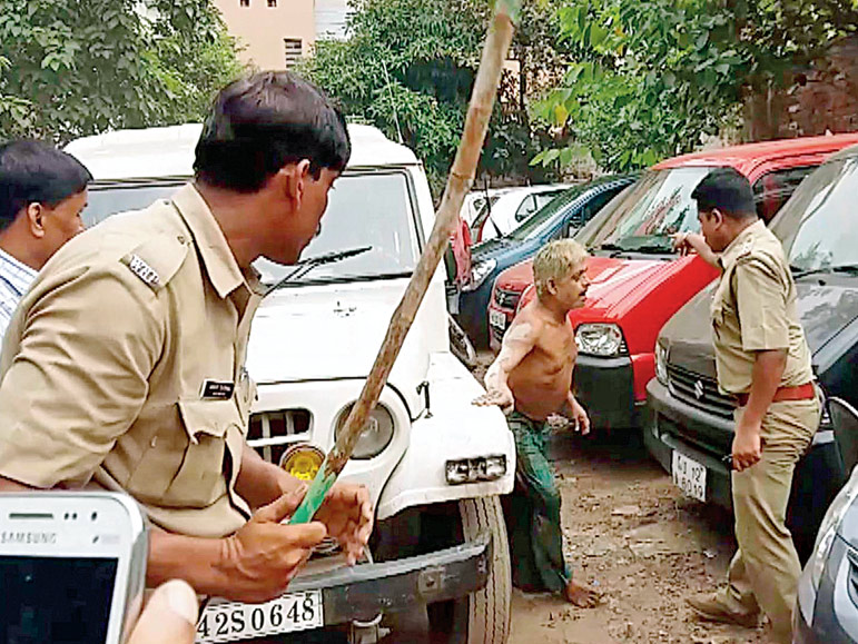 মানসিক ভারসাম্যহীন এক বৃদ্ধকে ‘শায়েস্তা’ করতে এ ভাবেই লাঠি হাতে ঝাঁপিয়ে পড়লেন রক্ষকেরা।