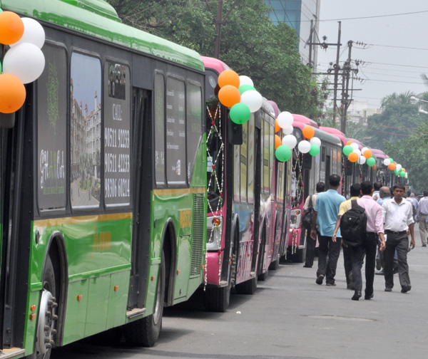 দৃষ্টি আড়াল করা বিজ্ঞাপন এসি বাসের গায়ে, হাইকোর্টের রোষে রাজ‌্য