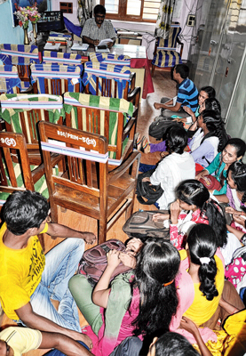 হস্টেলের ভাড়া বৃদ্ধি নিয়ে ক্ষোভ