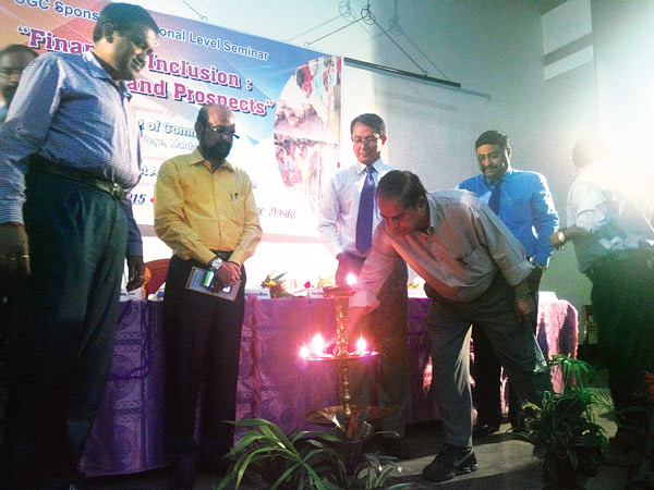 ব্যাঙ্কের লেনদেনে জোর সেমিনারে