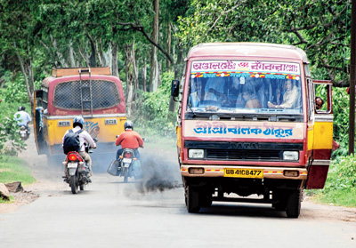 দূষণ ছড়াচ্ছে বাসের ধোঁয়া