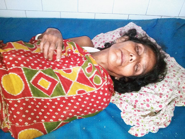 মদের আসরের প্রতিবাদ করায় বেধড়ক মারধর