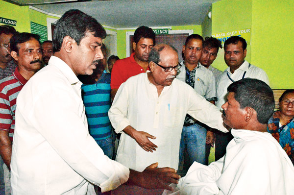 মার খাচ্ছে পুলিশই, আতঙ্কে বাসিন্দারা