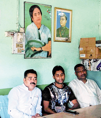 এনজেপি-র তৃণমূল কার্যালয়ে বিজন নন্দী ওরফে জন (বাঁ দিক থেকে প্রথম)। ছবি: সন্দীপ পাল।