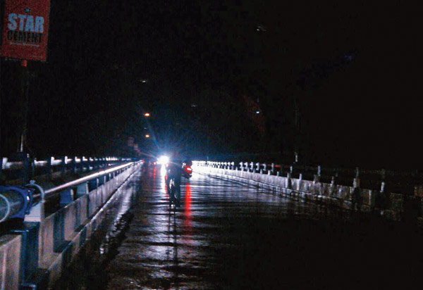 বাতিহীন সেতুতে বাড়ছে ইভটিজারদের দৌরাত্ম্য