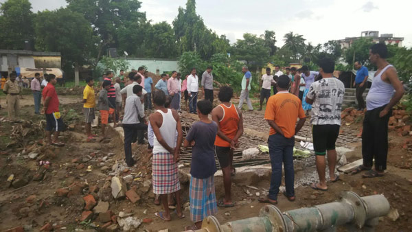 girl child dead after falling in open water reservoir near alipur