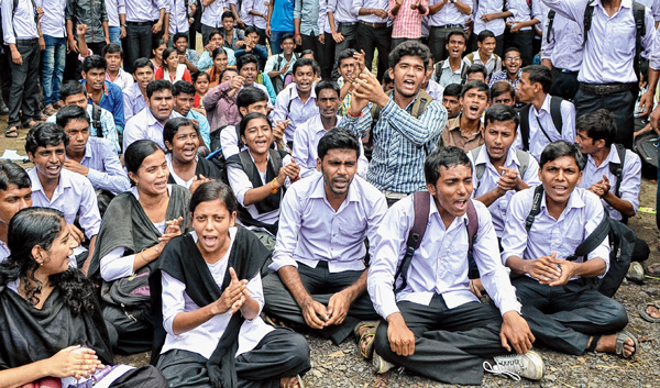 শিক্ষককে বদলি বান্দোয়ানে, পড়ুয়াদের ক্লাস বয়কট