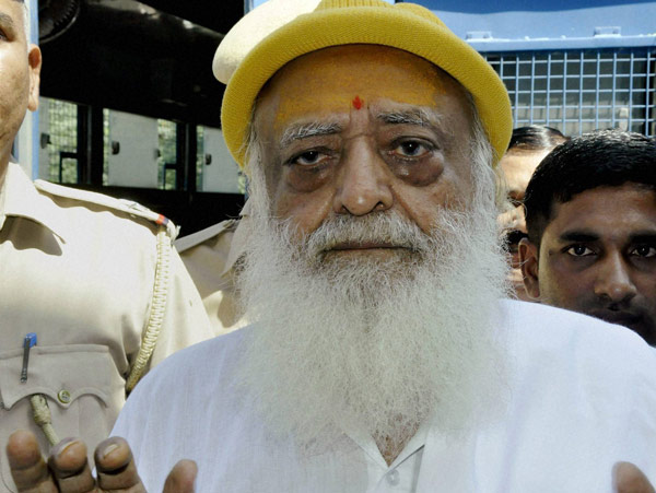 শাসানো হচ্ছে তাঁকে, পুলিশের দ্বারস্থ আসারাম বাপুর পুত্রবধূ