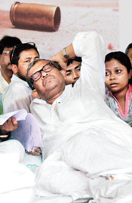 গোপালকৃষ্ণের ফোন মানসকে, রাজ্য নির্লিপ্তই