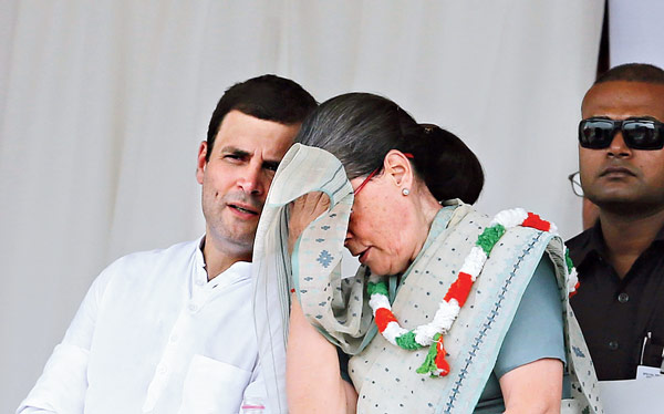 জমিতেই আটকে ‘গরিবের বন্ধু’ মা-ছেলে