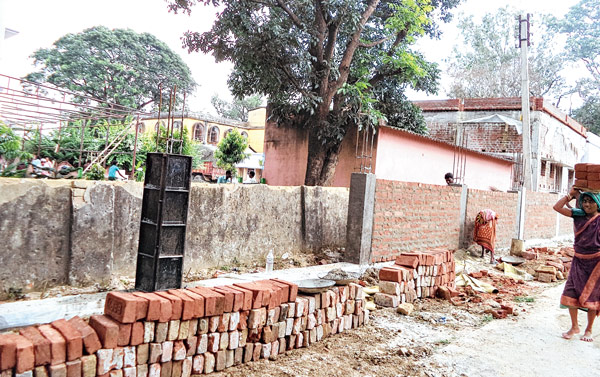 রাস্তা অংশ দখল করে পাঁচিল বানাচ্ছে ব্লকই