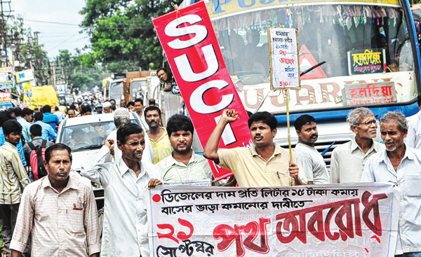 বাসভাড়া কমানোর দাবিতে অবরোধ