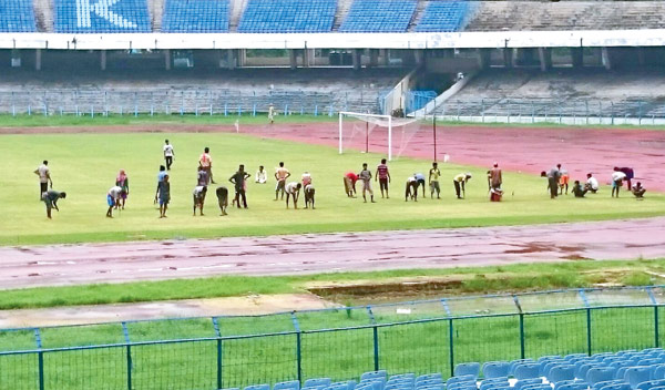 ছেলেখেলা বন্ধ হতেই শুরু ‘ড্যামেজ কন্ট্রোল’। যুবভারতী মঙ্গলবার। -নিজস্ব চিত্র