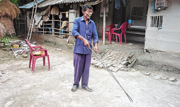 সাপ বাঁচিয়ে ‘নীলকণ্ঠ হয়েছেন সুপ্রভাত