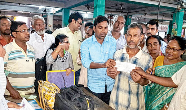 বিধি ভেঙে চেক বিলি, অভিযুক্ত পঞ্চায়েত