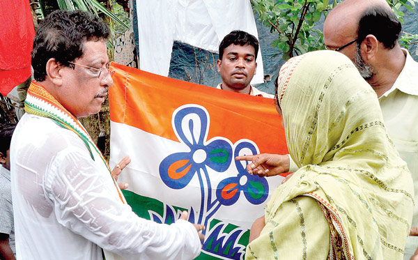 প্রচারে তৃণমূলের প্রতীক চেনাচ্ছেন তাপস চট্টোপাধ্যায়। ছবি: শৌভিক দে