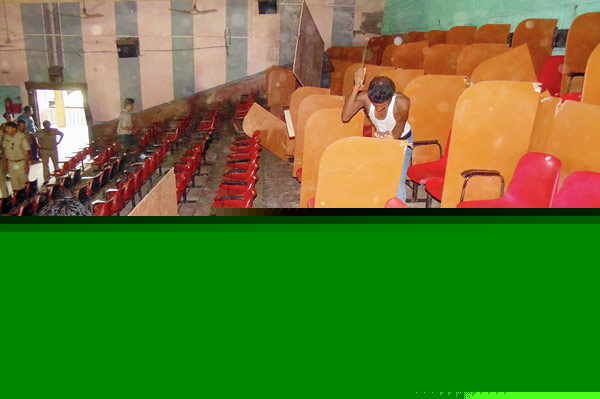 ফের হানা দিয়ে বক্স ভাঙল পুলিশ