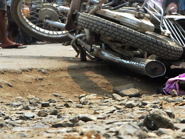 দুর্ঘটনায় হত যুবক, তারাতলায় পথ অবরোধ