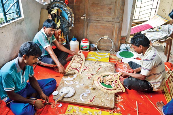 দুর্গার সাজ তৈরিতে ব্যস্ত মেদিনীপুরের শিল্পীরা। —নিজস্ব চিত্র।