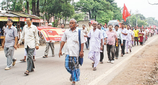 বন্‌ধের সমর্থনে করিমপুরে মিছিল।