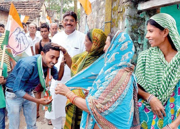 ৭ নম্বর ওয়ার্ডের কংগ্রেস প্রার্থী দেবরাজ চক্রবর্তী। সঙ্গে উত্তর ২৪ পরগনার জেলা কংগ্রেস সভাপতি তাপস মজুমদার।