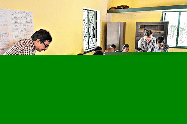 একটি ঘর, দু’জন শিক্ষক নিয়েই চলে স্কুল