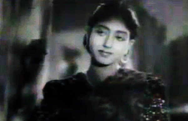 পাশের বাড়ি থেকে শাড়ি চেয়ে নিয়ে গেলাম