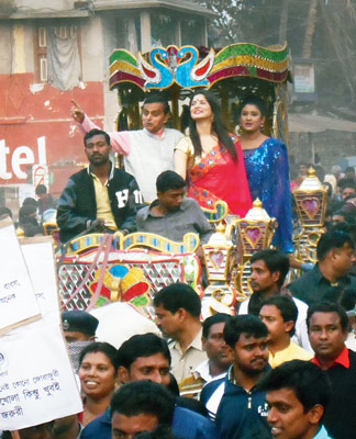 নায়িকাদের দেখতে ভিড়, যানজট ধাত্রীগ্রামের রাস্তায়