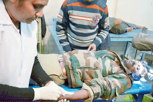 জলপাইগুড়ির স্কুলে পুলিশের গাড়ি ভাঙচুর