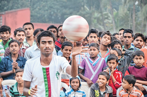 ফুটবলের কেরামতিতে নজর কাড়ছে অমিত