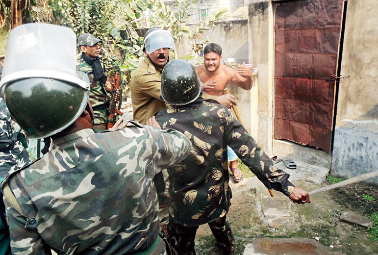 Furious mob attacks police in Mayureshwar, torches police jeep