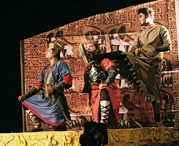 হাওড়ার ‘নটধা’-র কুশীলবরা মঞ্চস্থ করলেন ‘সিজার ও ক্লিওপেত্রা।—নিজস্ব চিত্র