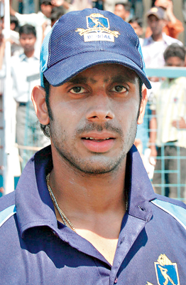 মনোজের ভাগ্য এখন লিপাসের হাতে