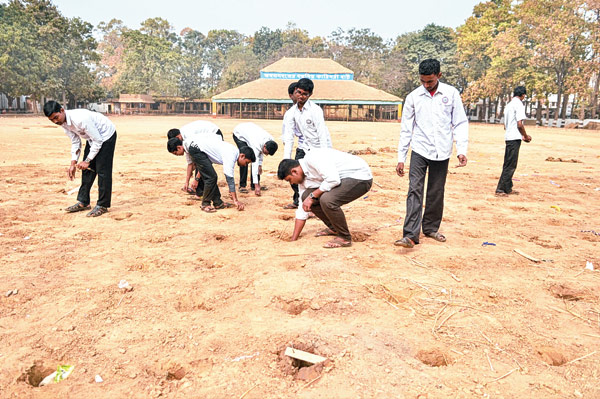 উৎসবের ন’দিন পরও গর্ত মাঠে, খেলা নিয়ে সংশয়