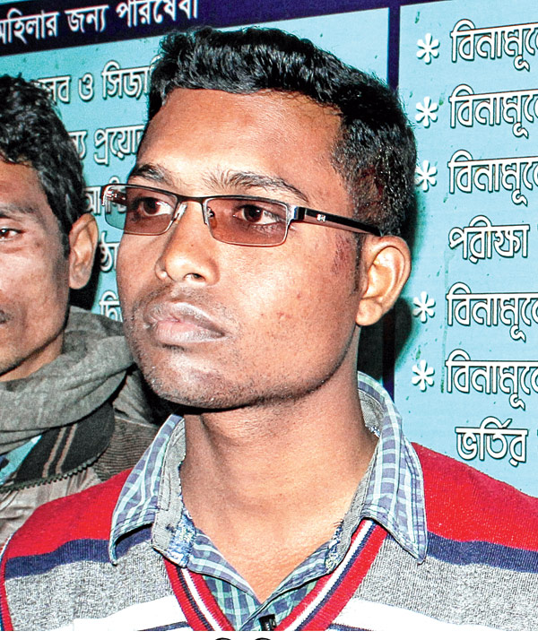 কাঁপছিল স্ত্রী, ভয়ে চিৎকার শুরু করি