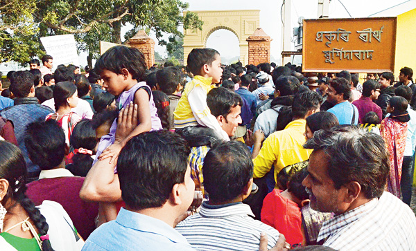 নববর্ষের ভিড় উপচে পড়ল মোতিঝিলে